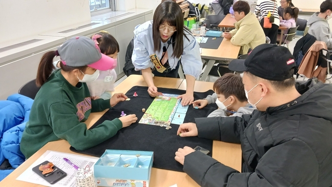 가족의날 행사에 참석한 자녀와 학부모들이 환경오염 그림책 스토리텔링과 폐트병 재활용한 조명 만들기 체험을 함께하며 환경에 대한 감수성을 키웠다. (사진=화성시가족센터 제공)