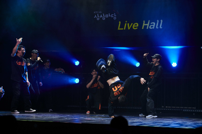 댄스스튜디오 개관식에서 축하공연이 이어지고 있다. (사진=KT&G 제공)