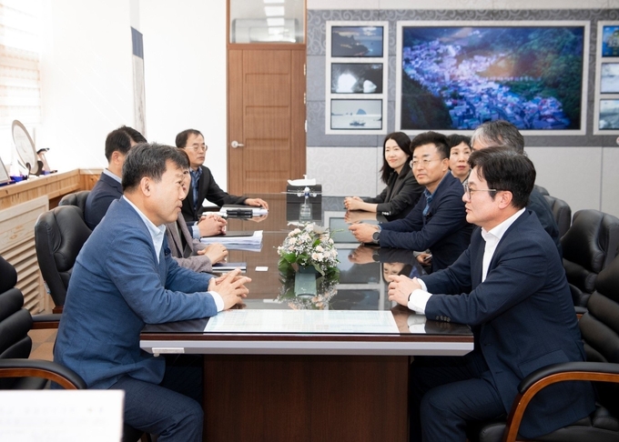 김포시 김병수 시장(오른쪽)과 울릉군수가 지난해 10월 실무회의를 통해 내년 자매결연협약에 대해 논의하고 있다. (사진=김포시청제공)