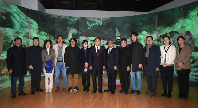 좌측 4번째부터 김홍년,최종운,송창애 작가, 우측 4번째부터 이재형,한호 작가와 이권재 오산시장을 비롯해 이수영 문화재단 대표와 관계자들이 기념촬영을 하고 있다. (사진=오산시립미술관 제공)