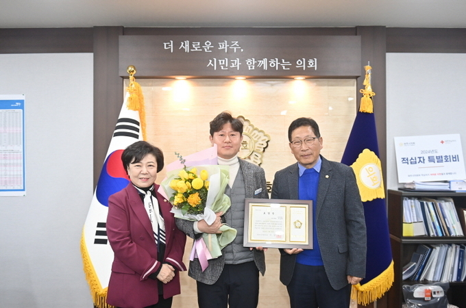 파주시의회가 공공건축과 우상탁 공공건축2팀장을 이달의 칭찬공무원으로 선정해 상패를 수상하고 있다. (사진=파주시의회 제공)