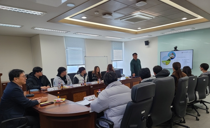 한국농어촌공사 파주지사가 청년농 소통간담회를 개최하고 있다. (사진=한국농어촌공사 파주지사 제공)