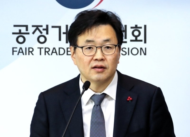 육성권 공정거래위원회 사무처장이 24일 오전 정부세종청사에서 플랫폼 독과점 폐해 방지를 위한 '(가칭) 플랫폼 공정경쟁 촉진법' 제정 추진과 관련한 설명을 하고 있다. (사진=연합뉴스 제공)