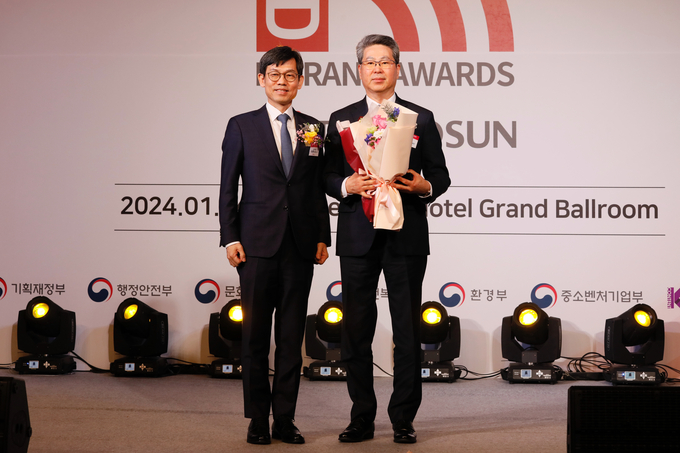 이병열 화성시 기획조정실장(오른쪽)이 24일 더 플라자 호텔 서울에서 열린 ‘2024년 K-브랜드 어워즈’ 시상식에 참석했다. (사진=화성시 제공)