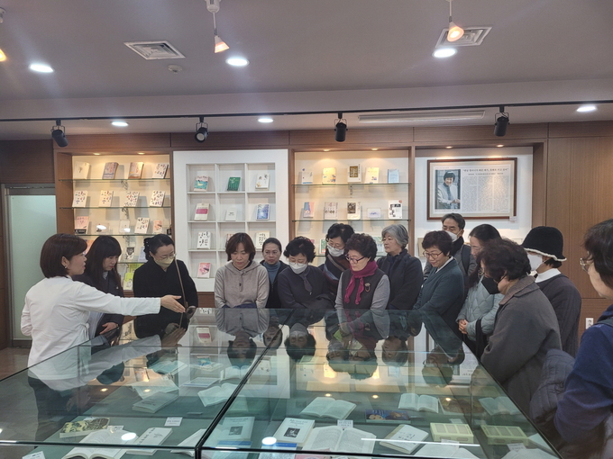 문화관광해설사가 삶이 소설이 된 작가 ‘리멤버 박완서’의 인생과 작품에 대해 설명하고 있다. (사진=구리시 제공)