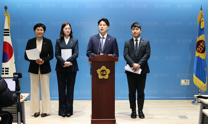 24일 오후 경기도의회 브리핑룸에서 열린 기자회견에서 황대호(수원3) 경기도의회 더불어민주당 수석대변인이 발언을 하고 있다. (사진=경기도의회 더불어민주당 제공)