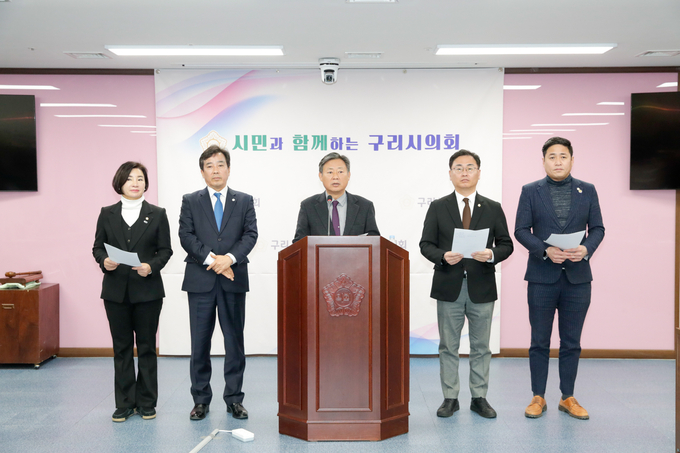 더불어민주당 신동화 구리시의원(가운데)이 24일 동료 의원들과 함께 집행부의 '구리시 서울 편입 추진'과 관련한 규탄 성명서를 발표하고 있다.(사진=신동화 의원 제공)