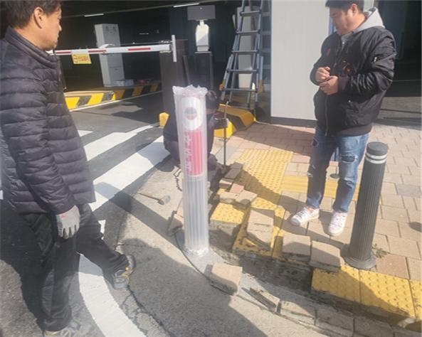 용인도시공사 관계자가 미르스타디움 주차장 출구에 출차주의 경광등을 설치하고 있다. (사진=용인도시공사 제공)<br>
