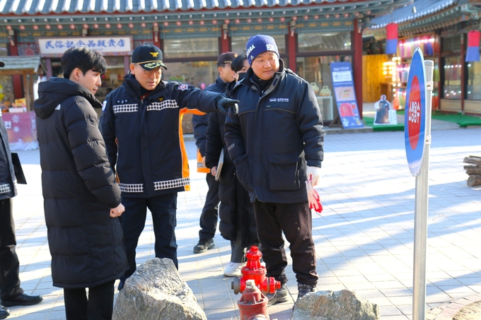 용인소방서가 지난 24일 설 명절을 대비해 한국민속촌을 방문, 화재예방컨설팅을 실시했다. (사진=용인시 제공)<br>
