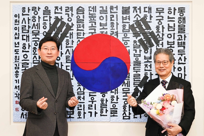 (왼쪽부터) 이상일 용인시장과 도원 김총기 작가가 서각 작품 앞에서 기념촬영을 하고 있다. (사진=용인시 제공)<br>
