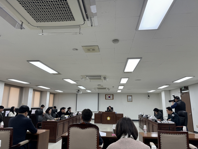 24일 열린 제 230회 김포시의회 행정복지위원회 임시회에서 오강현 위원이 발언을 하고있다. (사진=천용남 기자)