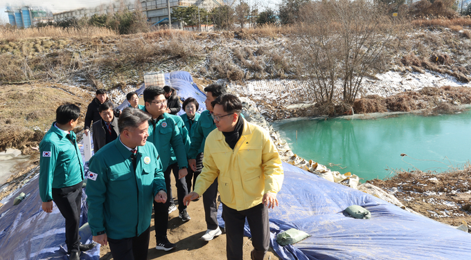 25일 평택 관리천에서 김정호(왼쪽) 경기도의회 국민의힘 대표의원이 오염수 유입 현장을 살펴보고 있다. (사진=경기도의회 제공)