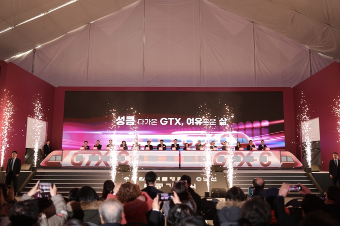 25일 경기도 의정부시청 다목적체육관에서 열린 GTX-C 착공기념식에서 김동연 경기도지사, 윤석열 대통령, 박상우 국토부 장관, 오세훈 서울시장, 김동근 의정부시장 등 참석자들이 GTX-C 착공 세리머니를 하고 있다. (사진=대통령실 제공)