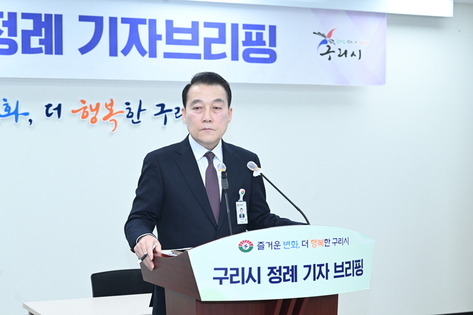 구리시 김완겸 행정지원국장이 25일 '정례 기자브리핑’에서 시의회 성명서에 대한 유감 표명과 함께 '구리시 서울 편입' 및 '경기주택도시공사 구리시 이전' 추진 입장을 설명하고 있다. (사진=구리시 제공)
