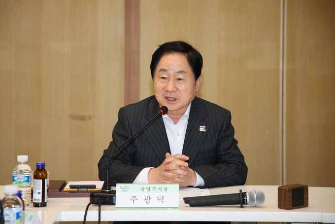 주광덕 남양주시장이 ‘2024년도 제1차 광릉숲축제 추진위원회’ 회의에서 "광릉숲축제를 전 국민의 축제로 발전시킬 수 있도록 하자”고 당부하고 있다.(사진=남양주시 제공)