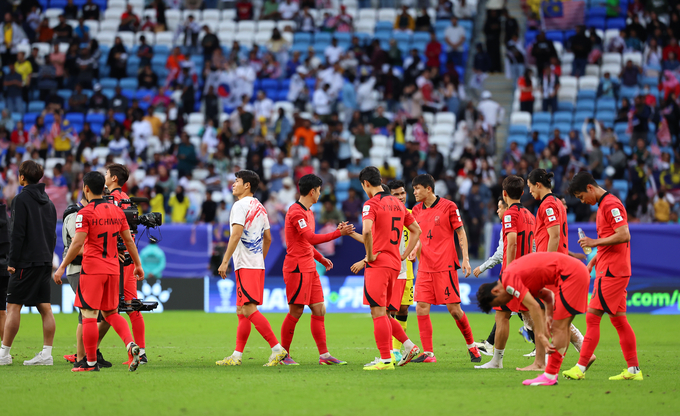 25일 카타르 알와크라 알자누브 스타디움 열린 2023 아시아축구연맹(AFC) 카타르 아시안컵 조별리그 E조 최종전 대한민국과 말레이시아의 경기에서 3-3 무승부를 기록한 한국 대표팀이 아쉬운 표정을 짓고 있다. (사진=연합뉴스)