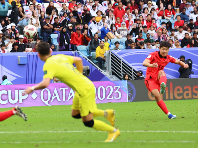25일 카타르 알와크라 알자누브 스타디움 열린 2023 아시아축구연맹(AFC) 카타르 아시안컵 조별리그 E조 최종전 대한민국과 말레이시아의 경기에서 1-2로 뒤진 후반 38분 이강인이 프리킥으로 동점골을 만들어내고 있다. (사진=연합뉴스)