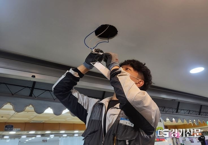 상가관리처 오지석 직원이 LED 전등을 교체하고 있다. (사진=성남도시개발공사 제공)