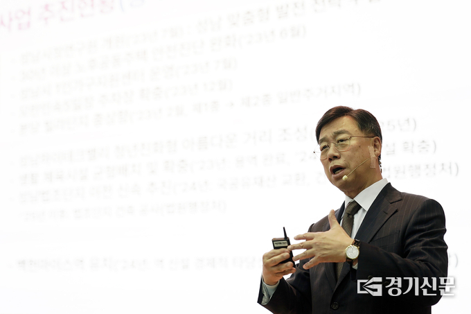 신상진 시장이 중원구민에게 시정 현안을 설명하고 있다. (사진=성남시 제공)