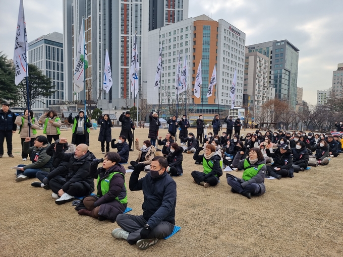 26일 오전 인천시청 애뜰광장에서 민주노총 공공운수노조 인천메트로서비스지부가 결의대회를 진행했다. ( 사진 = 김민지 기자 )