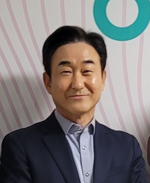 박덕영 한길안과 행정부원장, '아프면 소문내라' 저자 ( 사진 = 이연수 기자 )
