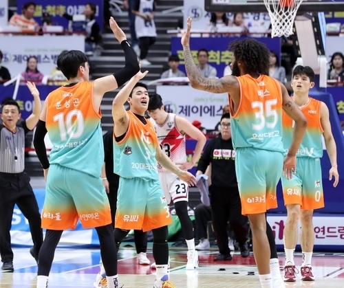 27일 수원 kt아레나에서 열린 2023~2024 정관장 프로농구 정규리그 수원 kt와 안양 정관장의 경기에서 승리한 kt 선수들이 기뻐하고 있다. (사진=KBL 제공)