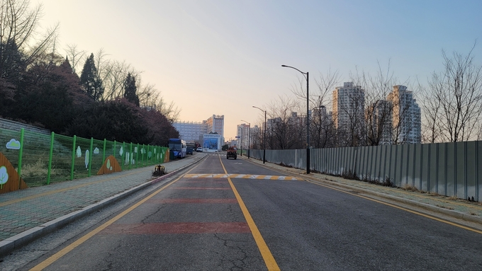 옛 선인학원 내 8개 학교가 밀집한 지역 통학로로 이용되고 있는 현황도로 ( 사진 = 이연수 기자 ·2024년 1월 26일 촬영 )