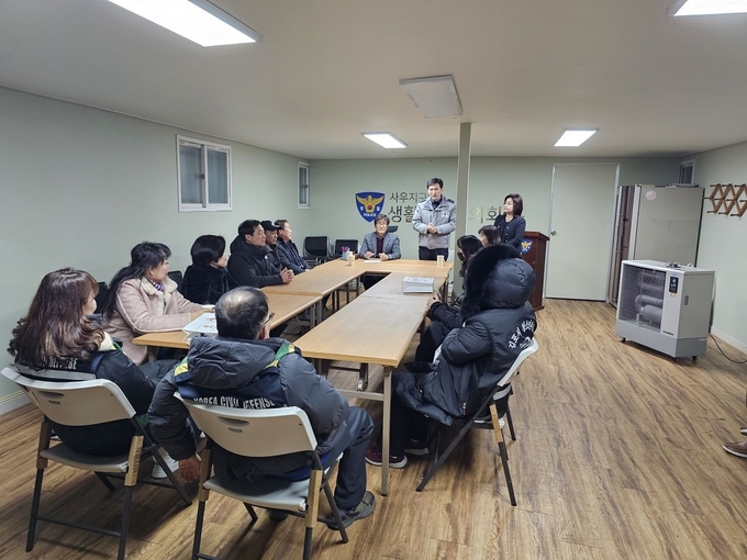 김포사우동 행정복지센터와 사우지구대가 청소년 유해 활동 단속 예방에 앞서 논의를 하고 있다. (사진=김포 사우행정복지센터 제공) 