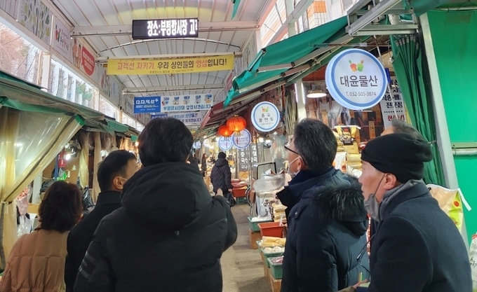 지난 26일 인천 부평깡시장에서 행정안전부‧부평구‧소방 관계자들이 화재 안전 전수 점검을 하고 있다. ( 사진 = 인천시 제공 )