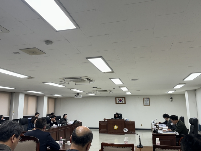 김포시의회 행정복지위원회가 김포문화재단 2024년도 업무보고를 진행하고 있다. (사진=천용남 기자)