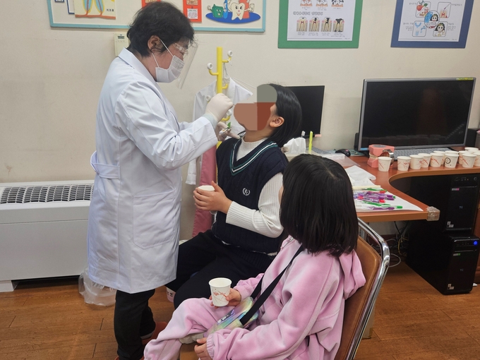 안양시 만안구보건소가 운영하는 '놀러와! 건강ON캠프'에서 지역아동센터 아동들이 검진을 받고 있다. (사진=안양시 제공)