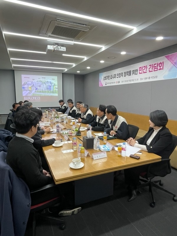 샘표식품(주) 이천공장을 방문한 김명호 경인식약청장. (사진=경인지방식품의약품안전청 제공)