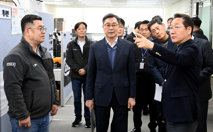 유정복 인천시장이 서구 인천로봇랜드에서 인천테크노파크 2024년 주요 업무보고를 받은 뒤 입주기업을 둘러보고 있다. ( 사진 = 인천시 제공 )