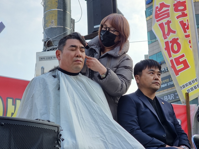 (왼쪽부터) 김명주 인천시의원과 홍순서 서구의원이 삭발식에 참여했다. ( 사진 = 김민지 기자 )