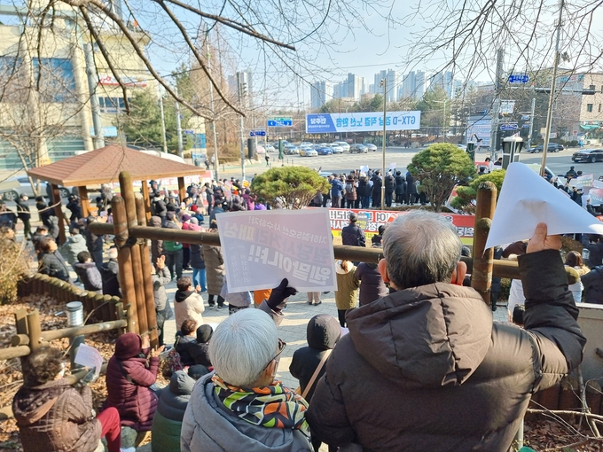 지난 27일 오후 2시 서구 원당사거리에서 열린 궐기대회에서 원당 주민들이 서울지하철 5호선 김포·검단연장 노선에 원당사거리역 추가 반영을 촉구했다. ( 사진 = 김민지 기자 )