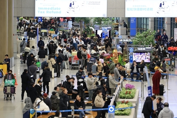 인천국제공항 제1여객터미널이 여행객들로 붐비는 모습. (사진=연합뉴스 제공)
