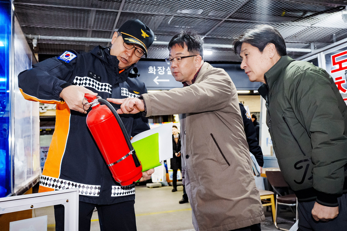 수원시 관계자가 수원남부소방서 관계자와 함께 화재 예방 합동점검을 펼치고 있다. (사진=수원시 제공)