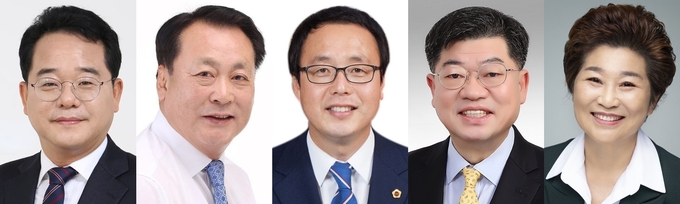 (왼쪽부터) 민병덕 민주 국회의원, 임채호 전 경기도의회 부의장, 정기열 전 경기도의회 의장, 백종주 한국학술진흥원 이사장, 심규순 전 경기도의원. (사진=경기신문DB)