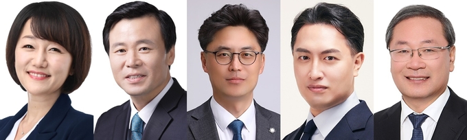 (왼쪽부터) 이재정 민주 국회의원, 박용진 전 민주 안양동안을 지역위원장, 임성룡 민주 경기도당 법률자문위원, 송일찬 민주 중앙당 인권위 부위원장, 이정국 전 민주 안양동안을 지역위원장. (사진=경기신문DB)