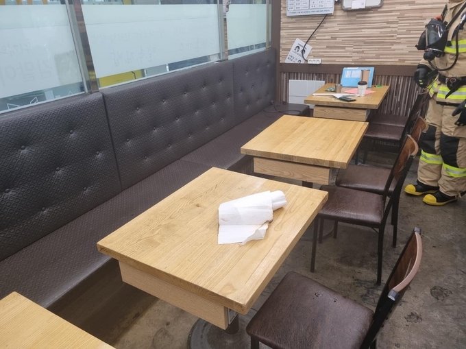 지난 27일 오후 1시 14분쯤 살충제 캔이 폭발한 인천 미추홀구의 한 분식점 모습. ( 사진 = 인천소방본부 제공 )