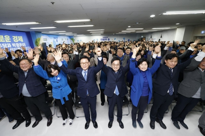 28일 수원 매탄동 소재 선거사무소에서 박광온 더불어민주당 국회의원과 김동연 경기도지사, 김영진, 백혜련, 김승원 의원 등이 기념촬영을 하고 있다. (사진=박광온 의원실 제공)