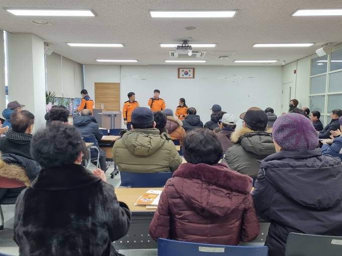 김포소방서가 지역 어르신들의 안전을 위한 '언제나청춘' 경로당 행사에서 관계자들의 안전에 대한 설명을 하고 있다. (사진=김포소방서 제공)
