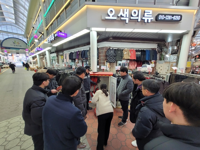 오산소방서가 오색 전통시장내 ‘비상소화장치’ 교육·훈련을 실시하고 있다. (사진=오산소방서 제공)