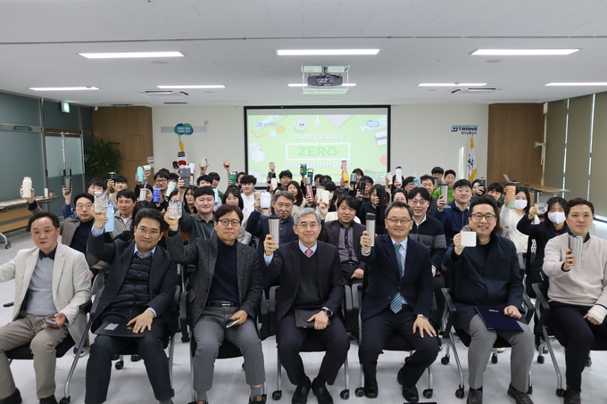 29일 경기교통공사 교육장에서 진행된 1회용품 사용 줄이기 노사공동 실천 선언식에서 민경선 경기교통공사 사장, 임직원 등이 기념촬영을 하고 있다. (사진=경기도 제공)