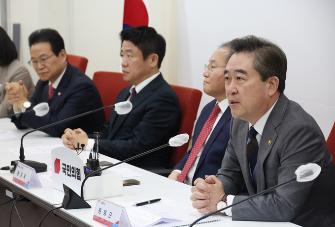  윤희근 경찰청장(오른쪽)이 ‘선거 안전 확보 및 각종 테러 예방 대책’ 간담회에서 보고하는 모습. (사진=연합뉴스 제공)