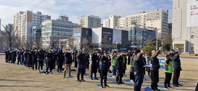 수도권매립지관리공사 노동조합은 29일 성명서를 내고 인천시의 SL공사 이관정책 추진을 더 이상 좌시할 수 없다고 판단해 이날부터 모든 노동조합, 시민단체와 함께 연대해 투쟁하겠다고 밝혔다. ( 사진 = SL공사 노조 제공)
