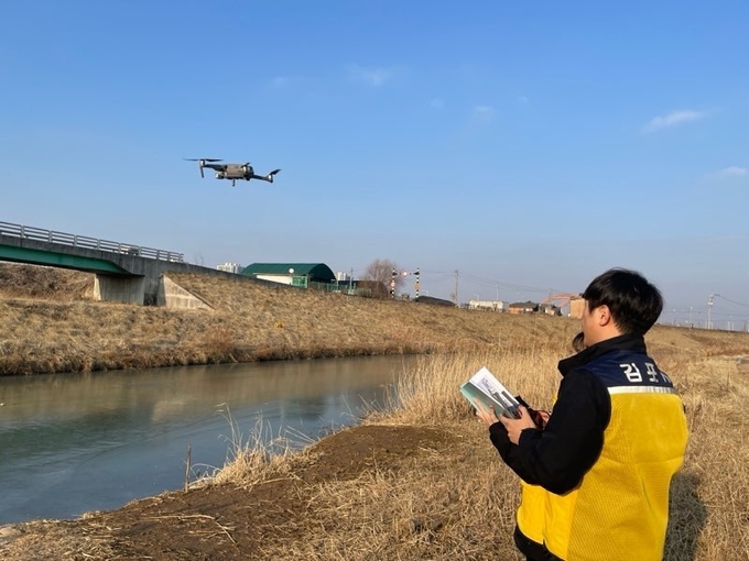  김포시 환경과 한 관계자가 나진포천에서 드론을 띄어 감시를 하고 있다. (사진=김포시 제공)