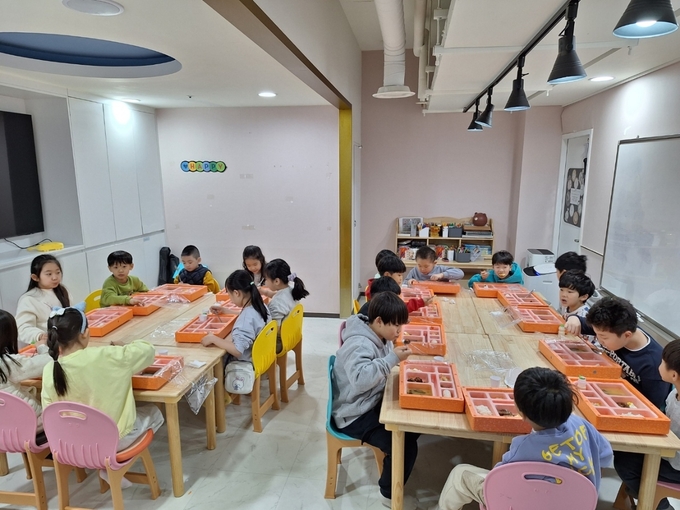 경기도의 한 아동시설에서 아이들이 행복밥상을 배식받아 식사하고 있다. (사진=경기도 제공)