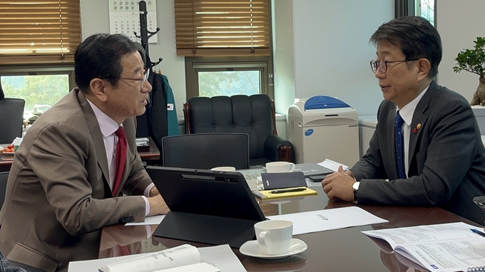 이현재 시장(왼쪽)이 박상우 국토부 장관을 만나 9‧3호선 개통과 정부의 규제 개선을 촉구하고 있다.(사진=하남시 제공)
