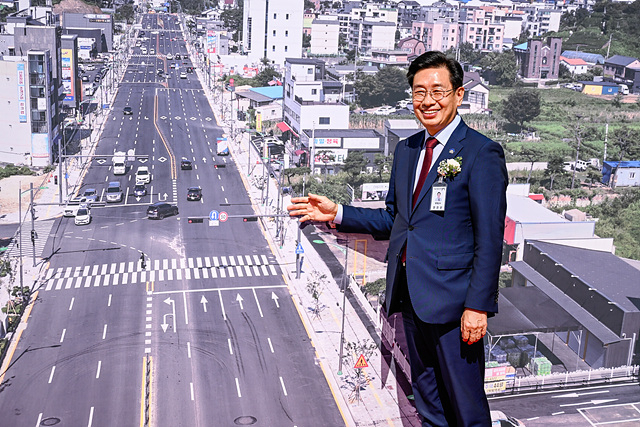 전진선 양평군수가 6차선으로 확장된 군민회관 사거리를 보여주고 있다. (사진=양평군 제공)<br>
